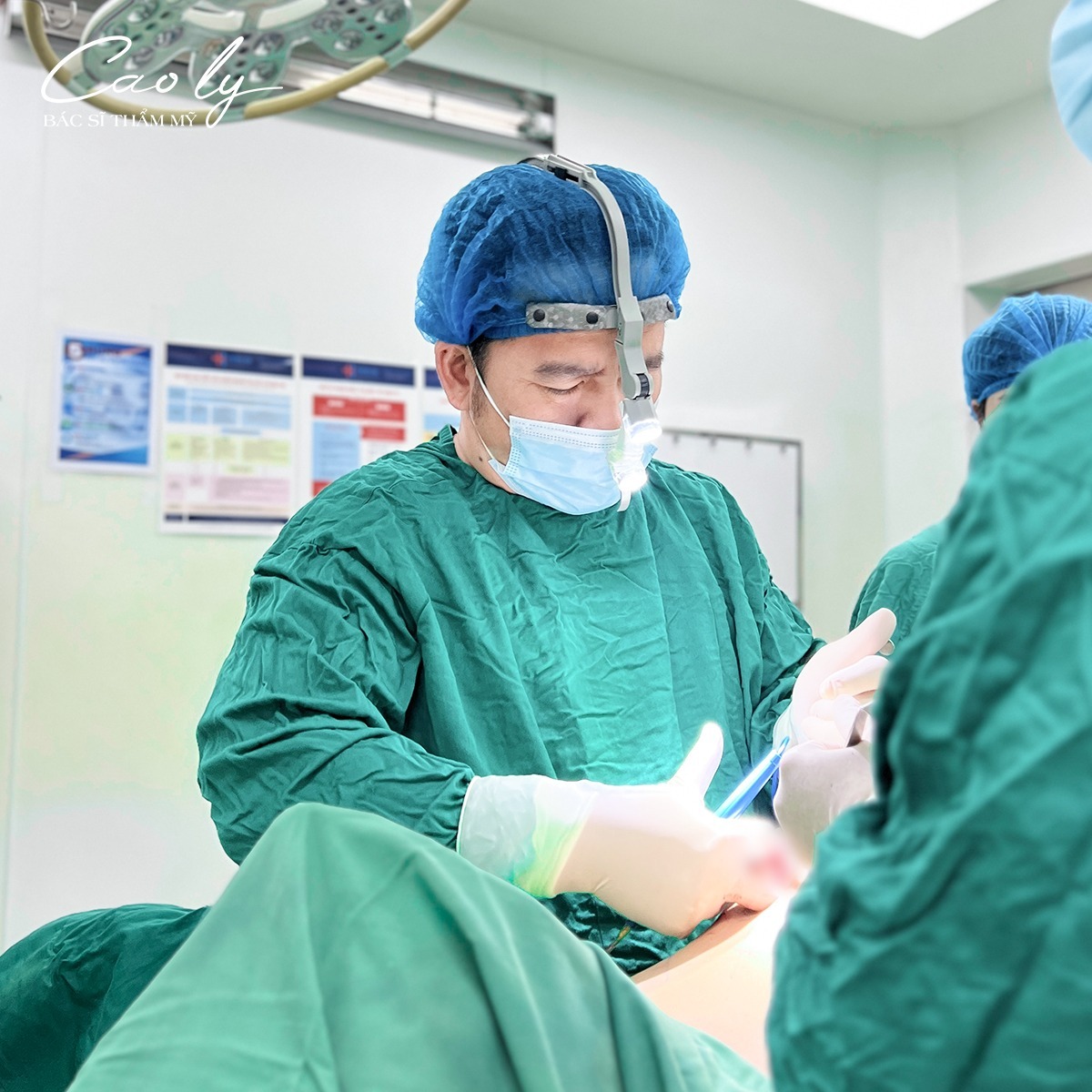 Bác sĩ Cao Ly đang làm việc